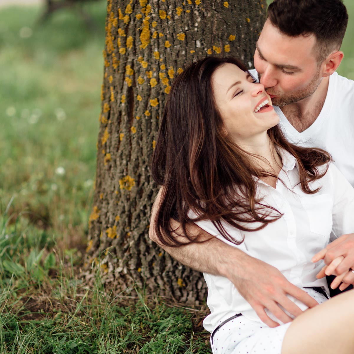 young-couple-relaxing-under-tree